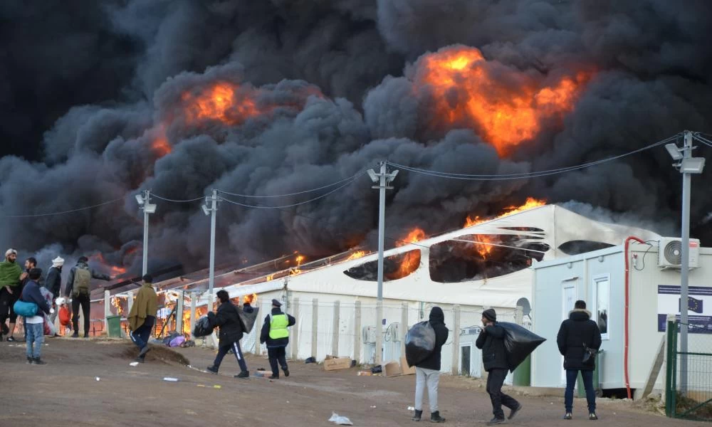 Ευρώπη: Κατηγορεί την Βοσνία για τους μετανάστες που έκαψαν τον καταυλισμό τους!